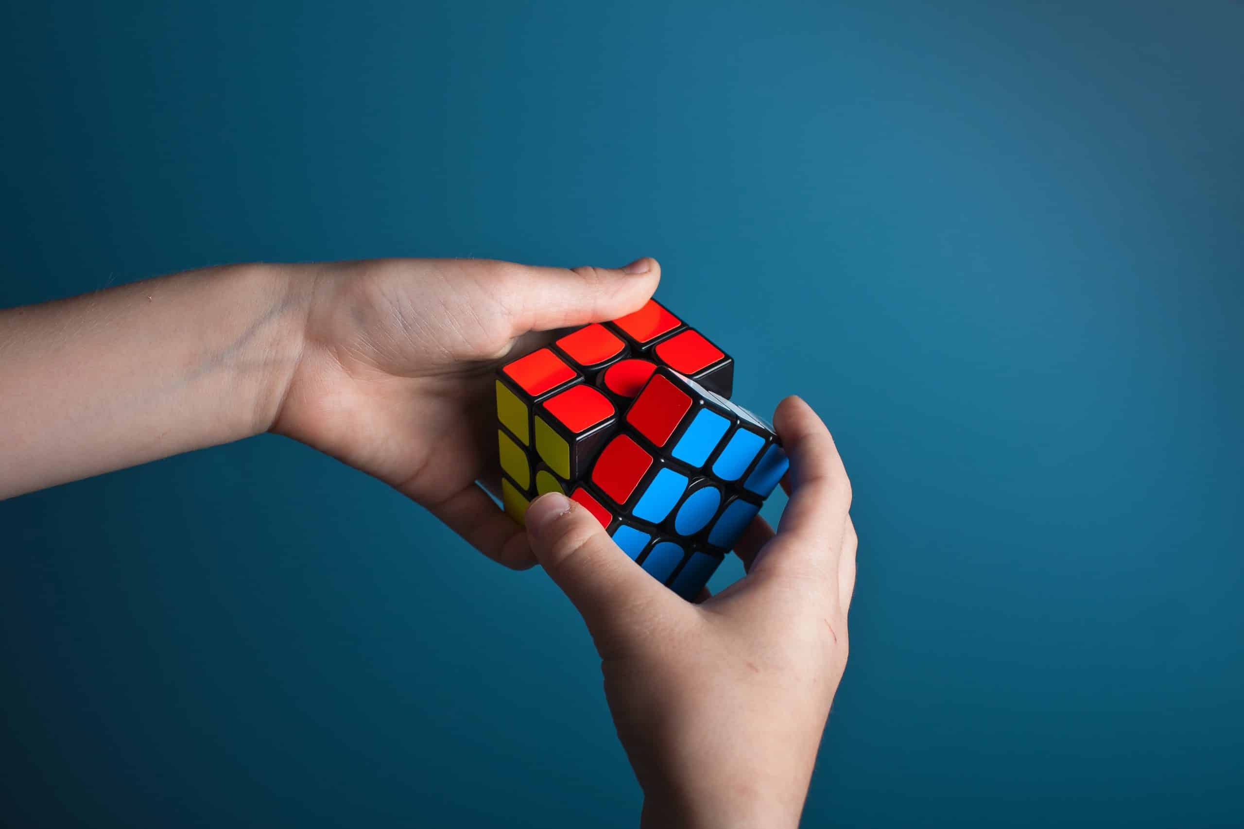 A imagem simboliza a resolução de problemas através de um cubo mágico sendo solucionado